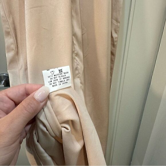 Elegant Sleeveless Cream Dress - Picture 6 of 8